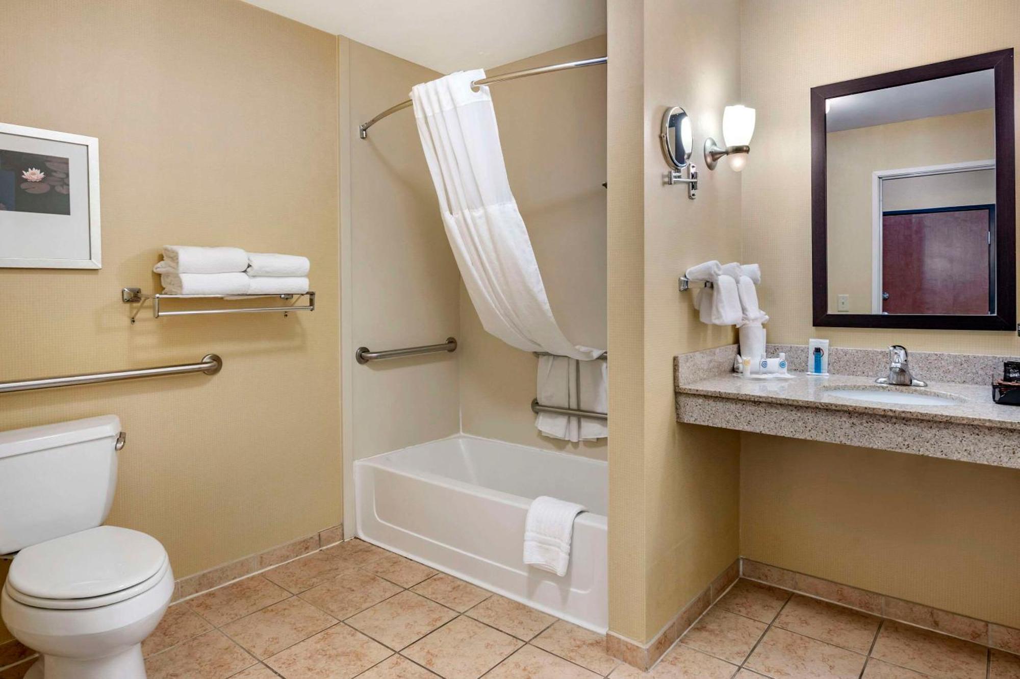 Comfort Suites Urbana Champaign, University Area Exterior photo